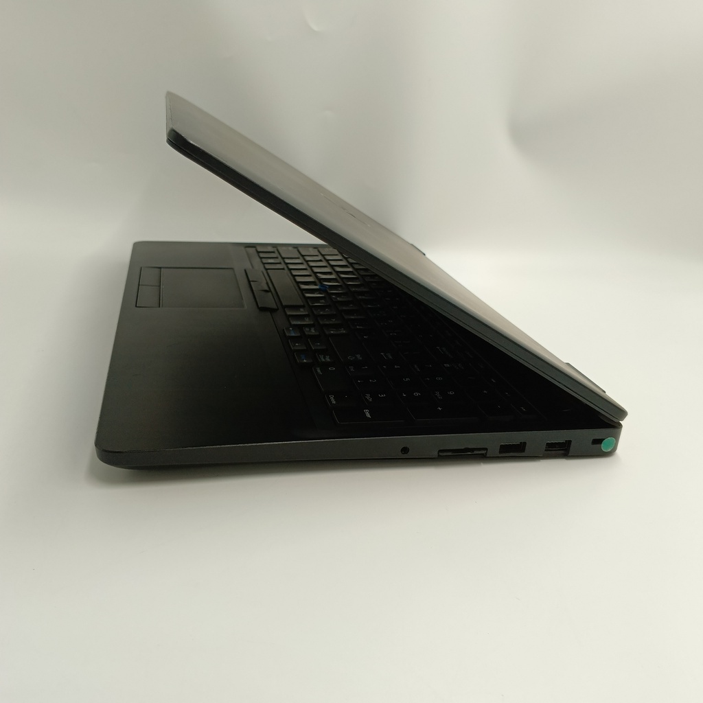 Ordinateur portable d'occasion Dell Latitude 5570 Core i7 6820HQ 6e génération 8 Go DDR4 RAM 256 Go Nvme M2 2 Go Amd R7 370 HD 530 VGA Écran 15,6 pouces - Noir